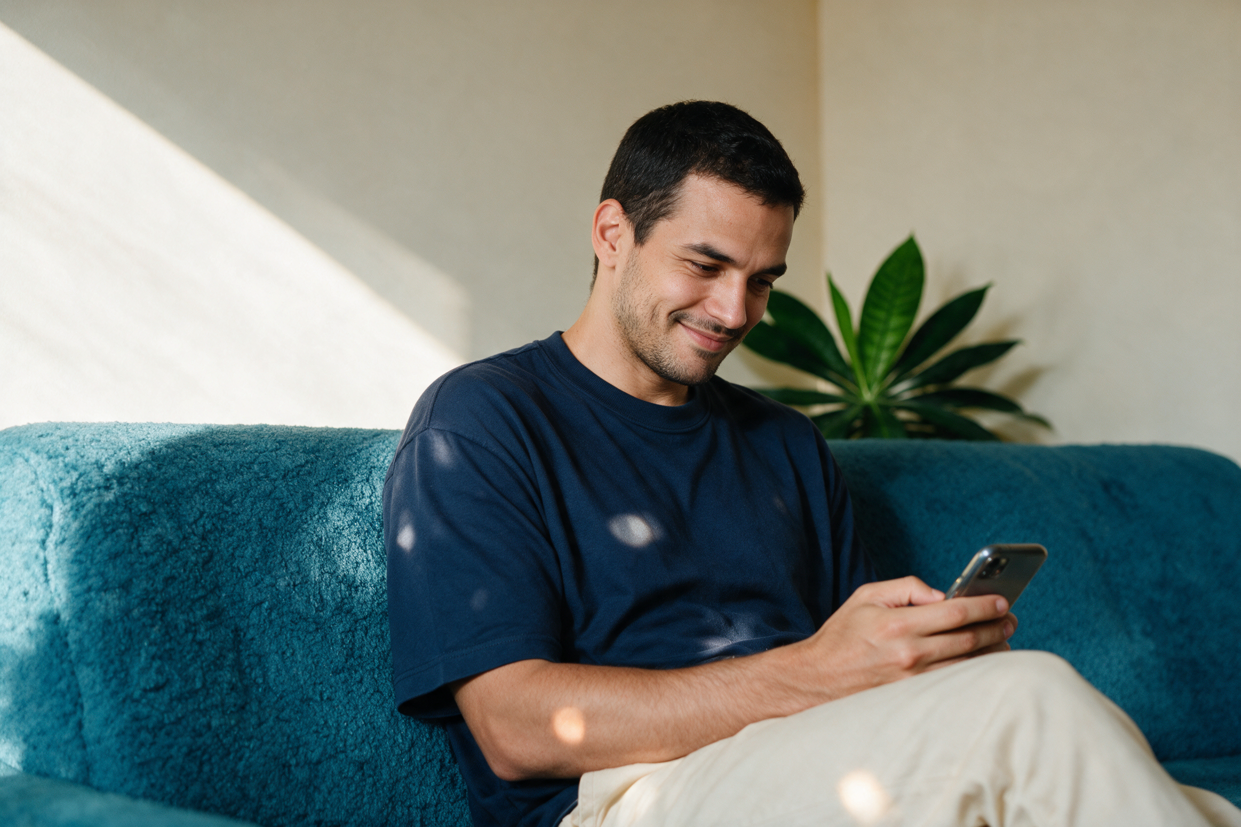 Investidor acompanhando seus portfólios pelo app da Brasil Bitcoin